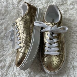 GUESS Women's Donessa Treaded Platform Metallic Gold Sneakers